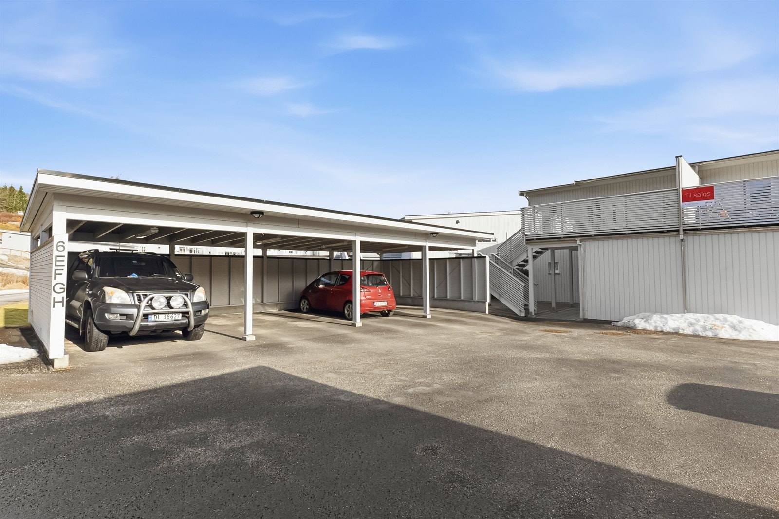 Carport samt stor asfaltert gårdsplass med gode parkeringsmuligheter og plass til gjester. Galleribilde