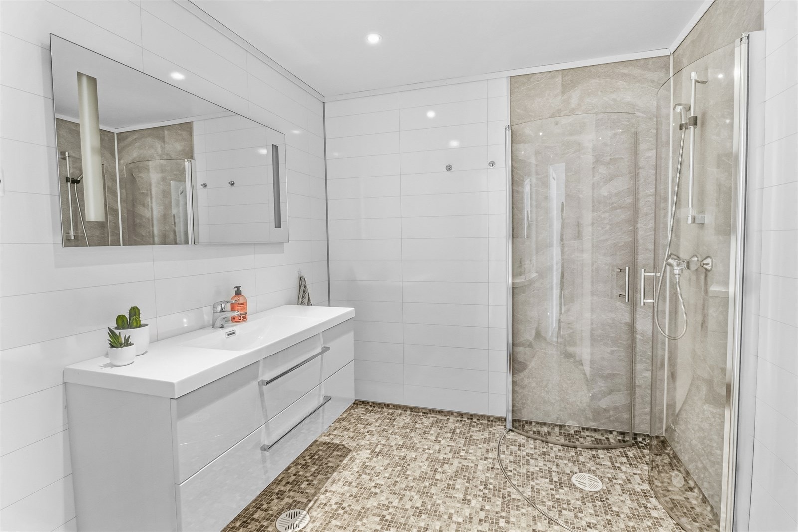 Bad har belegg på gulv med elektriske varmekabler noe som gir en lun og god varme i rommet. Galleribilde