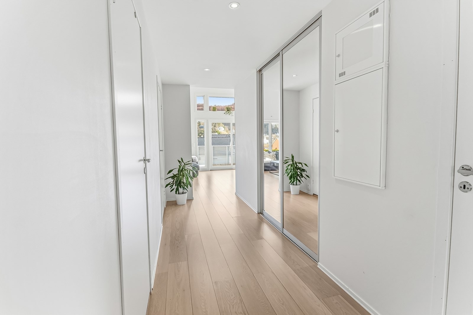 I gangen er det en praktisk skyvedørsgarderobe som er integrert i veggen. Løsningen gir god oppbevaring til yttertøy samtidig som den ikke tar opp unødig plass i rommet. Galleribilde