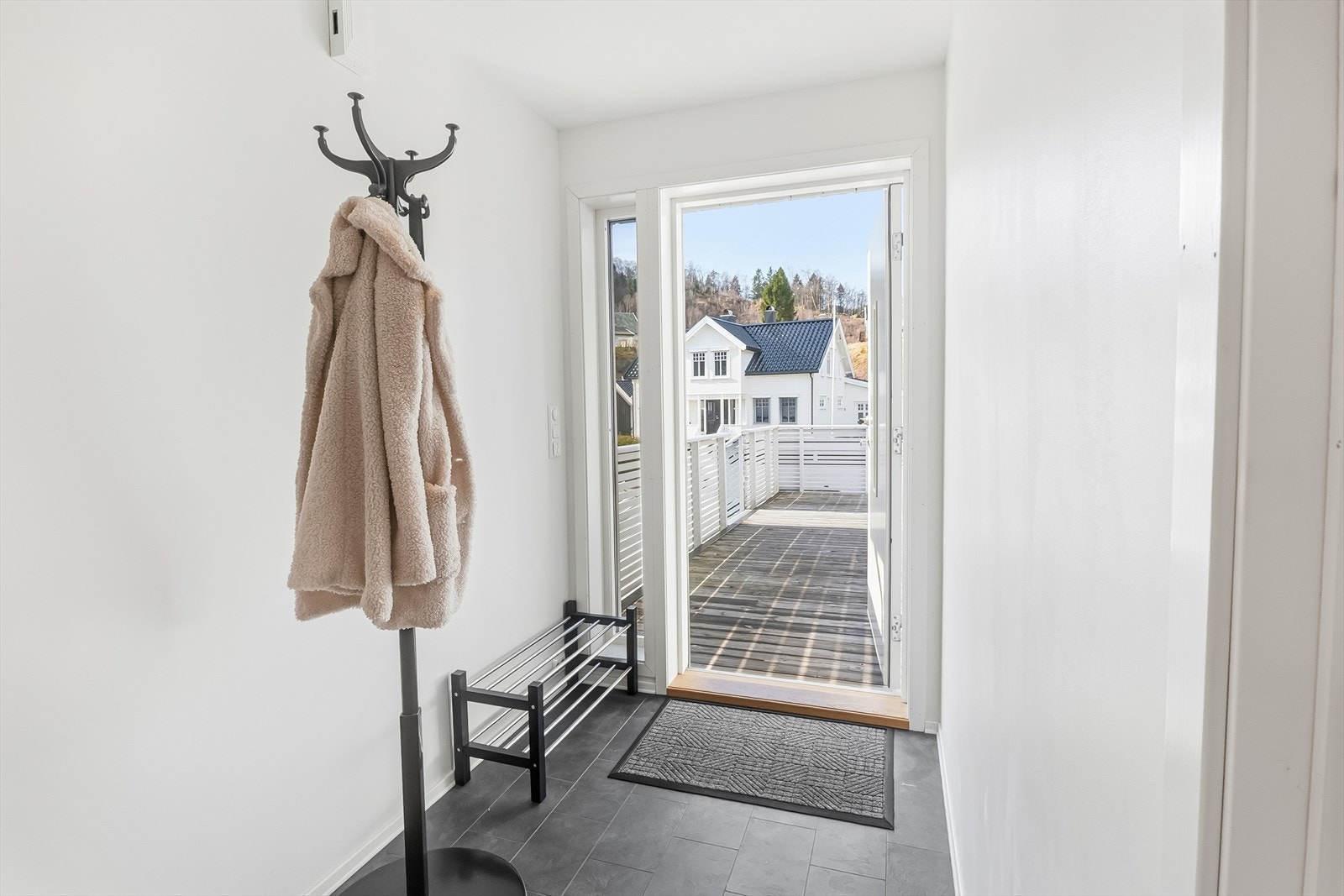 Entré med elektriske varmekabler i gulvet - praktisk når man kommer inn med snø, regn og våte sko. Galleribilde