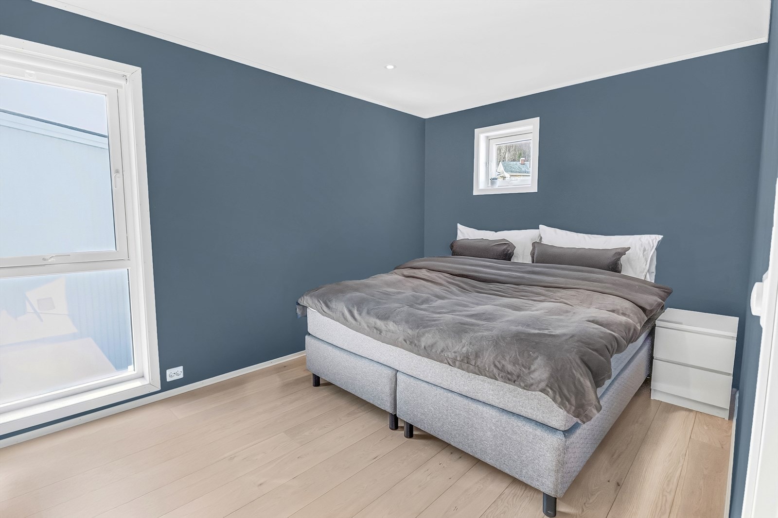 Hovedsoverom er luftig og fint. I tillegg er det stor garderobe på den ene veggen og godt med oppbevaring. Galleribilde