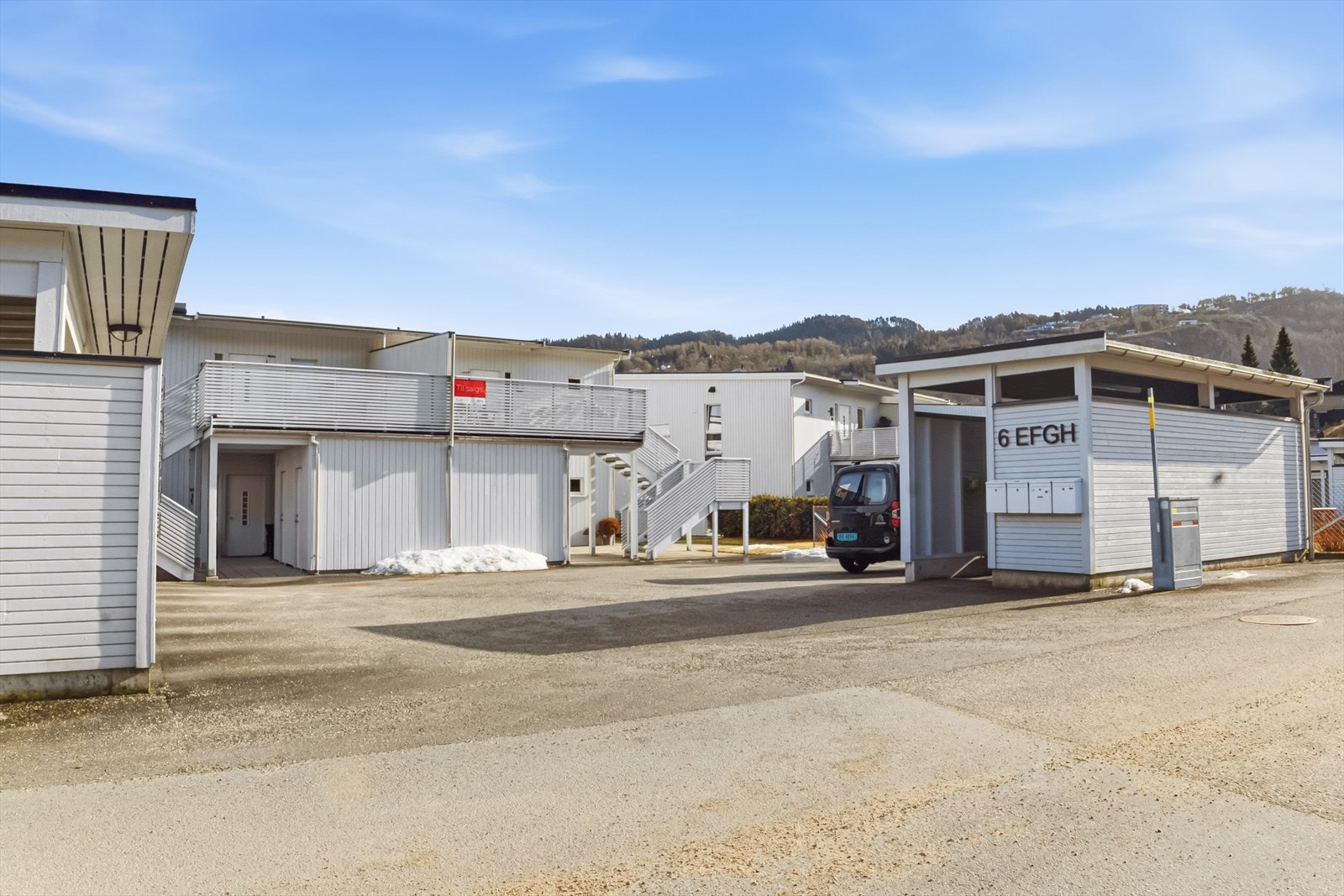 Praktisk søppelbod med tak gjør det enkelt å holde avfallsdunker skjult og området ryddig og pent. Galleribilde