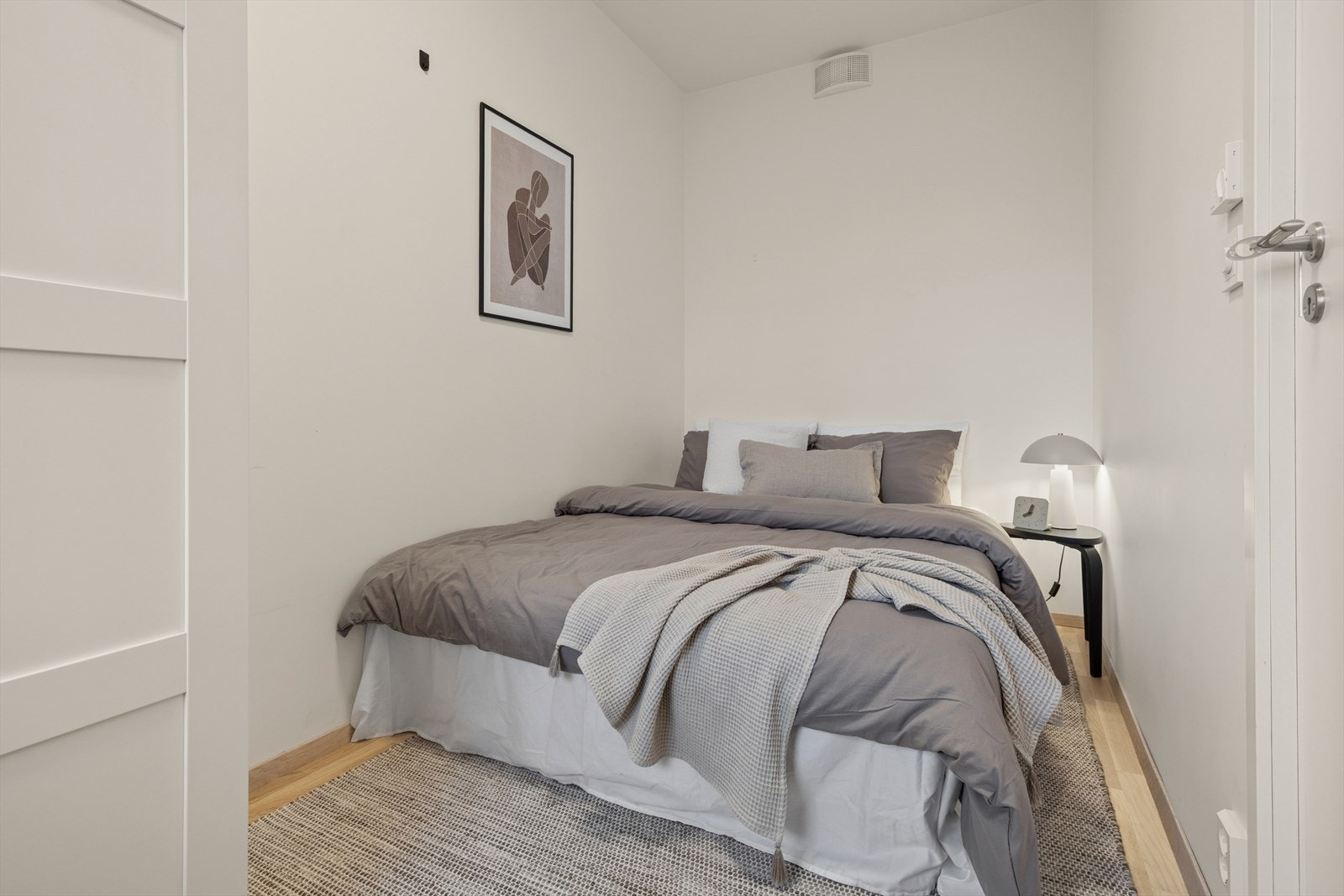 Leiligheten byr på et romslig soverom. Galleribilde