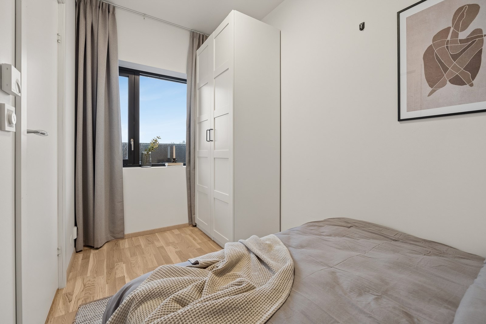 Soverommet har plass for oppbevaringsmuligheter. Galleribilde