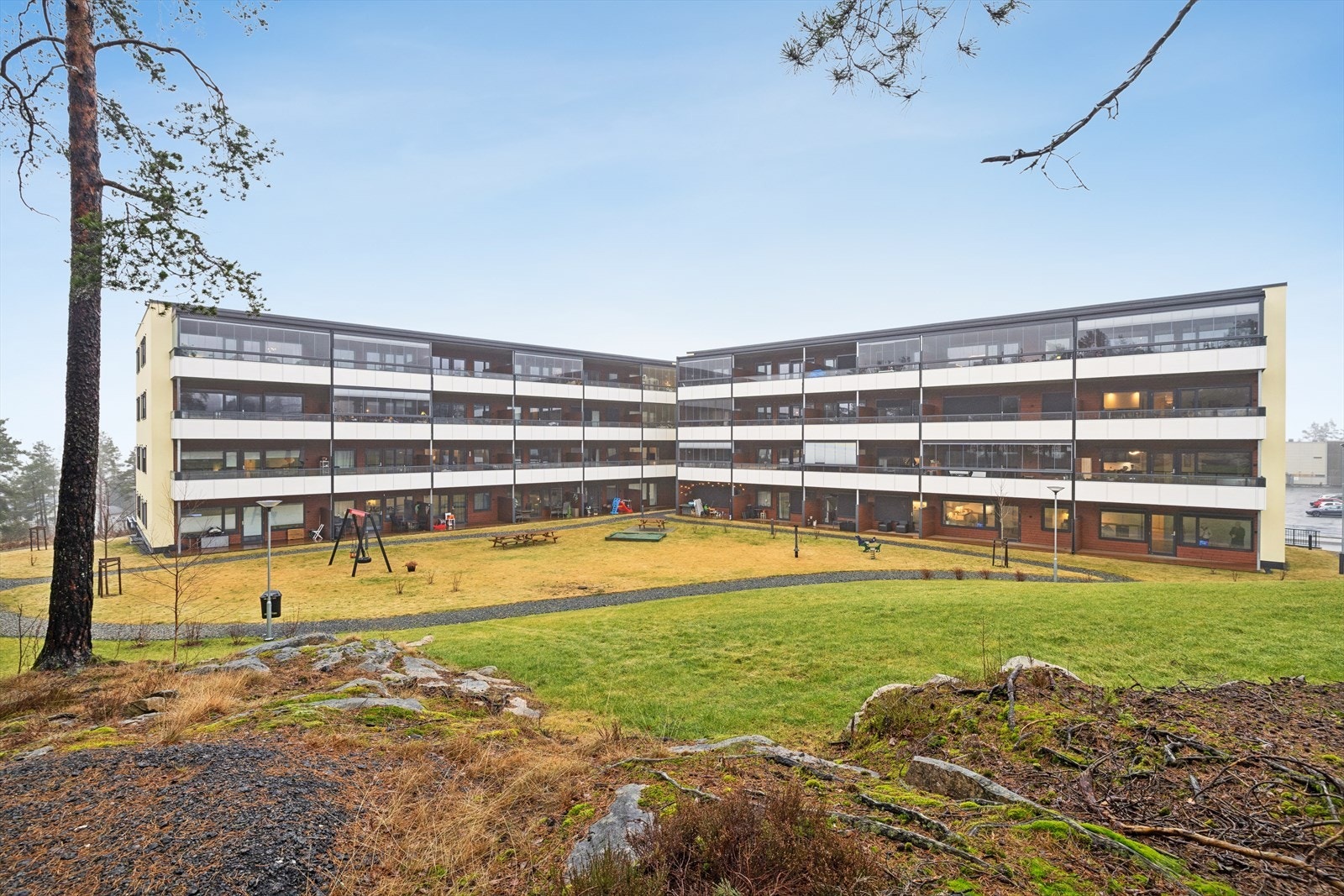 Fellesarealene er utstyrt med huskestativ, sandkasse og sykkelstativ. Galleribilde