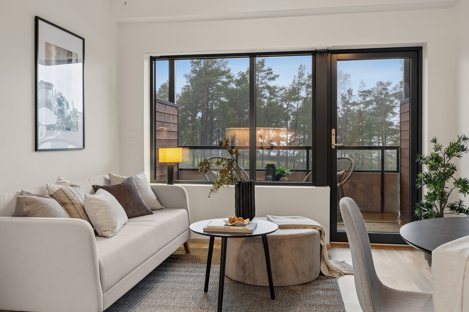 Stuen er romslig og møbleringsvennlig, og har direkte utgang til en balkong på 8 m². Galleribilde