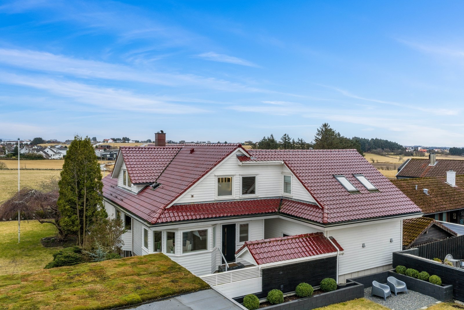 Taket er tekket med glassert teglstein fra byggeåret. Galleribilde