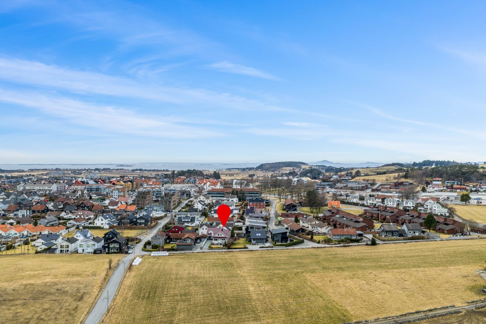 Rett ned bakken fra Randaberg sentrum ligger boligfeltet i landlige omgivelser. Herlig kombinasjon av sentralt og landlig. Få minutter å gå til Randaberg sentrum, og få min å kjøre til Stavanger sentrum. Galleribilde