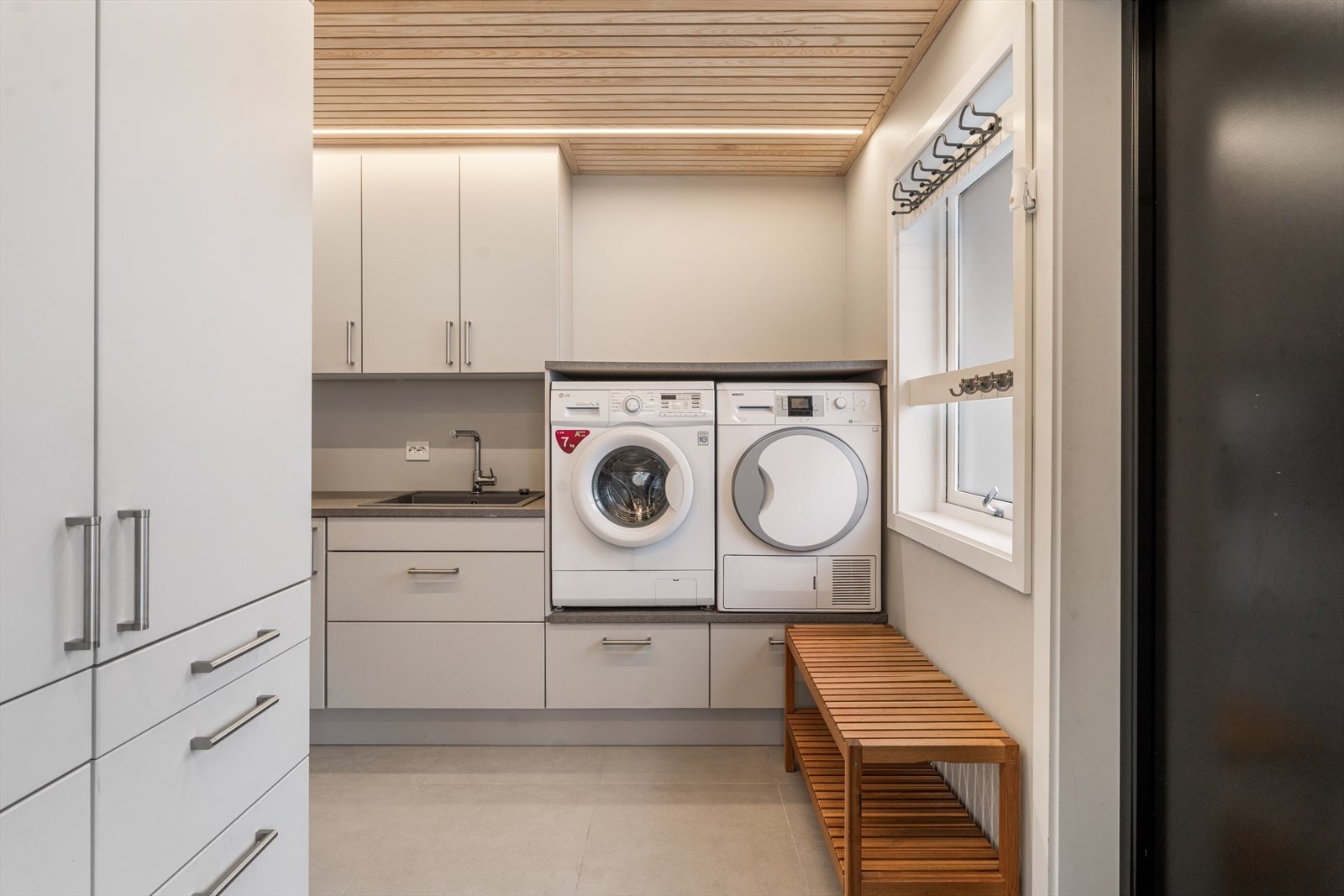 Rommet har rikelig med oppbevaring og en egen inngangsdør skiftet i 2021. Galleribilde