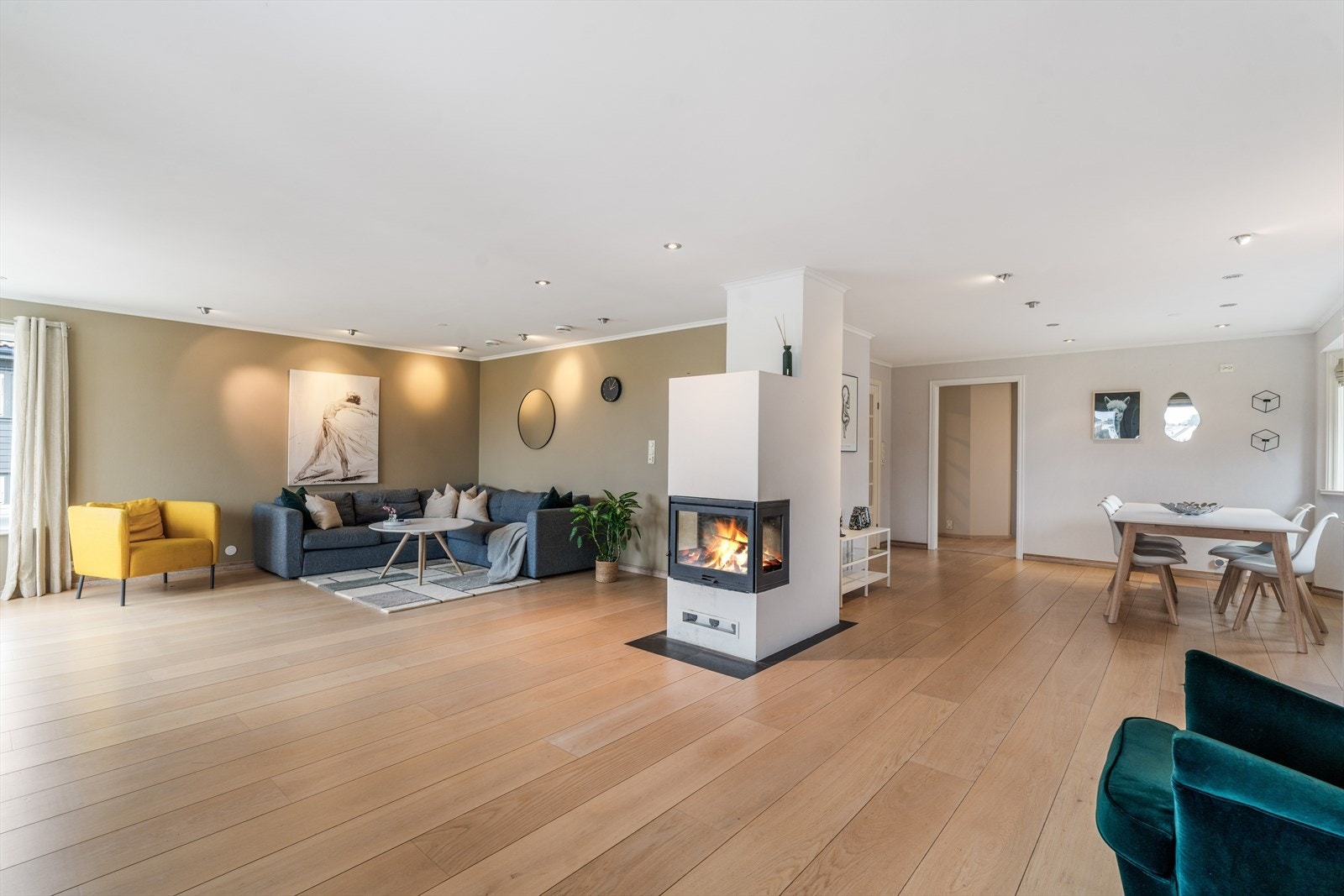 Den åpne løsningen gir en god flyt mellom stue og spiseplass. Galleribilde