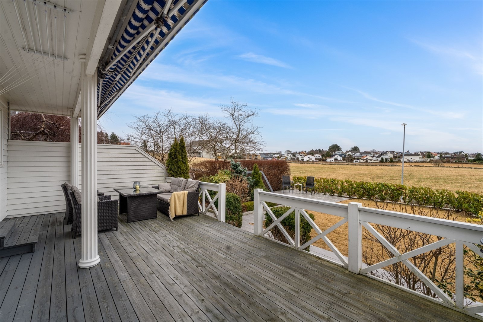 Fra den store terrassen har du en åpen og fri utsikt Galleribilde