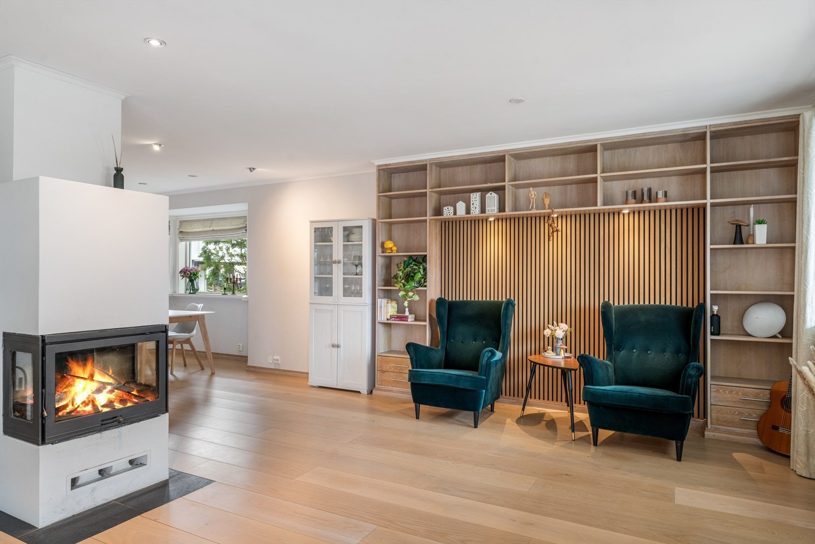 Den gjennomgående planløsningen skaper et sosialt og innbydende allrom. Galleribilde