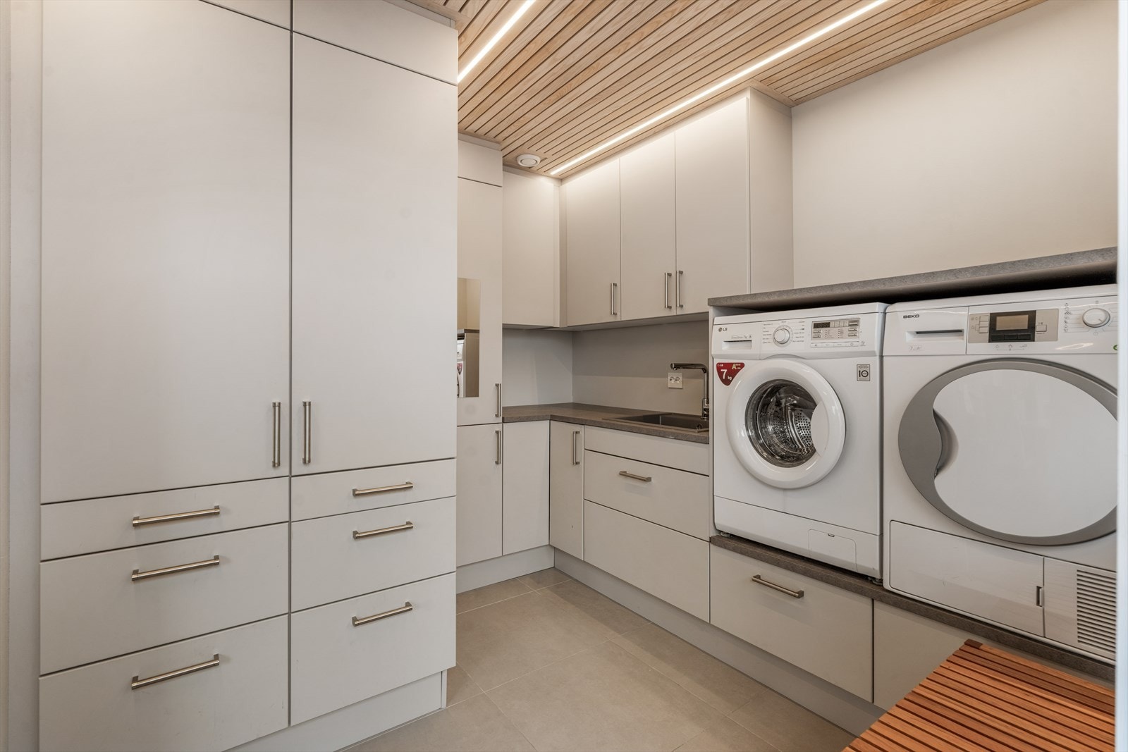 Separat vaskerom oppgradert i 2020/2021 med nye fliser og varme i gulvet. God garderobeløsning. Galleribilde