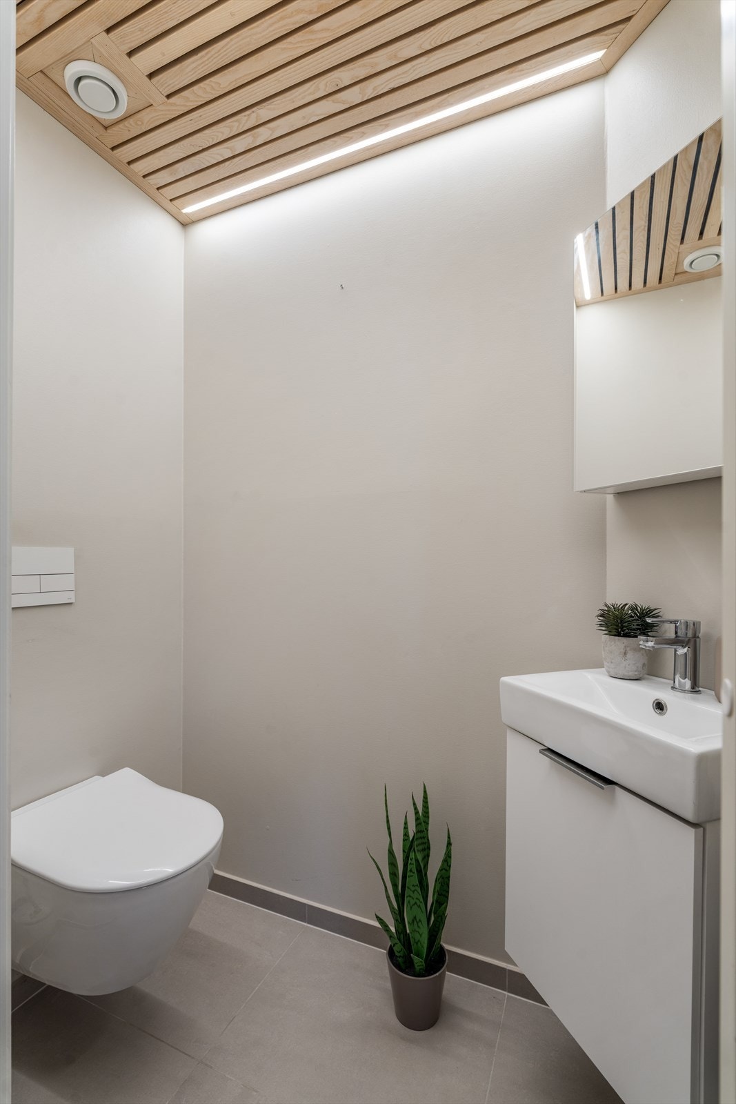 Praktisk gjestetoalett i første etasje, oppdatert i 202. Vegghengt toalett. Galleribilde