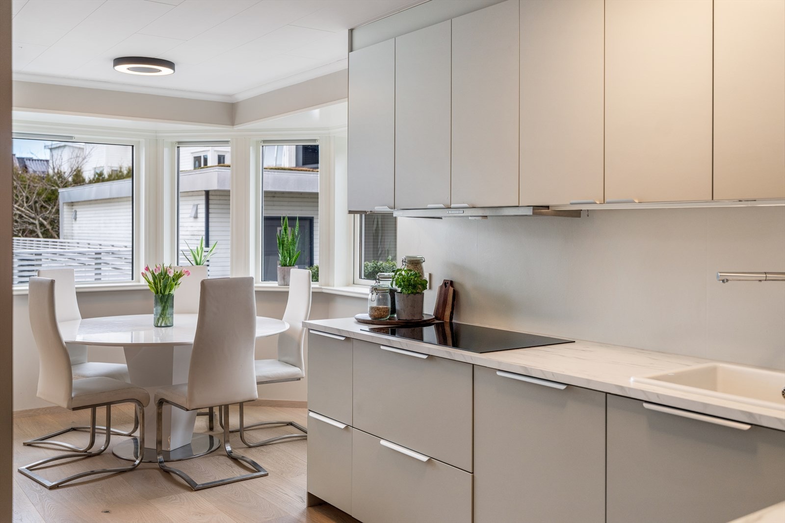 Kjøkkenet har en hyggelig spiseplass i karnappet, perfekt for hverdagsmåltider. Galleribilde