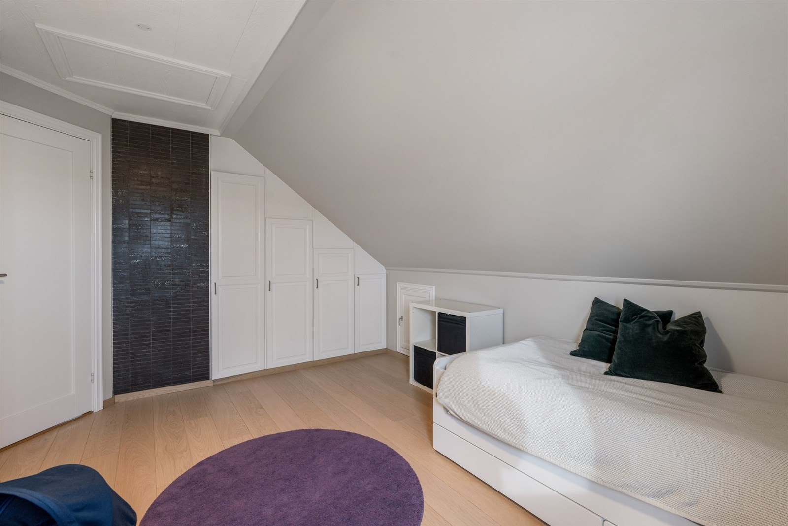 Soverom med god plass til seng og garderobeløsning under skråtaket. Galleribilde