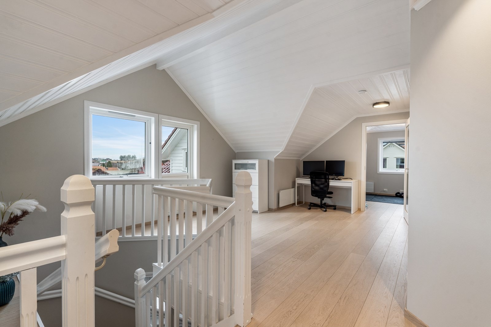 Opp trappen møtes du av en lys og åpen loftstue, som kan fungere som kontorplass. Galleribilde