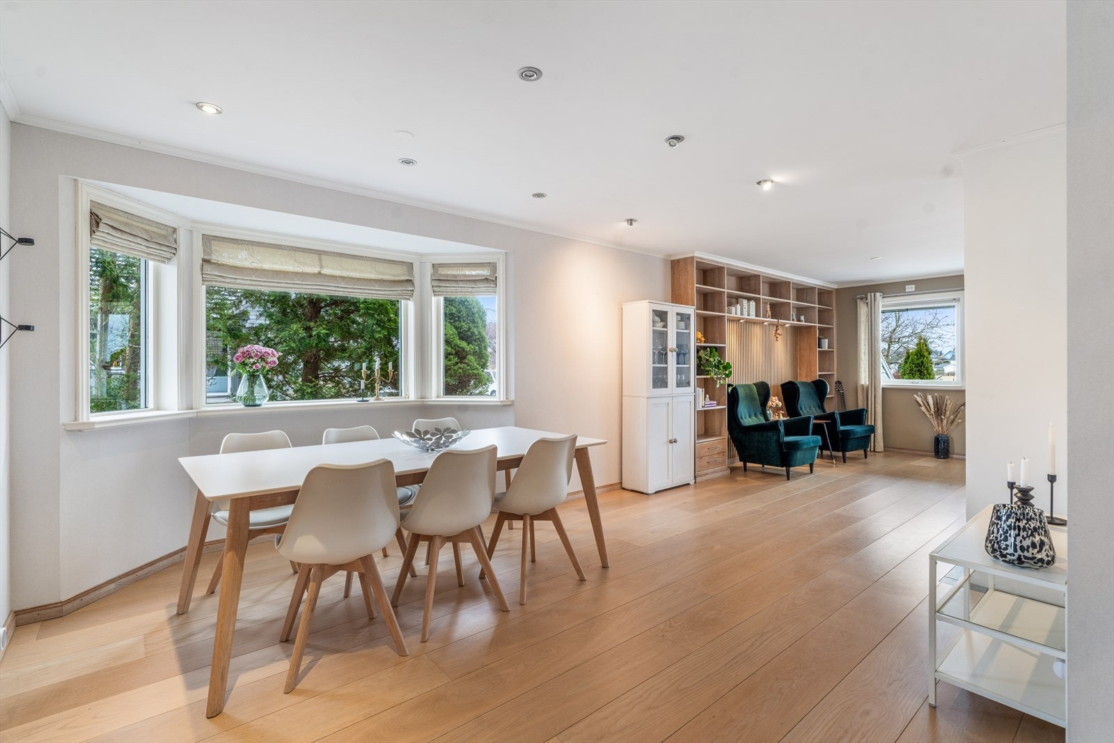 I tilknytning til stuen er det en naturlig sone for spisestue Galleribilde