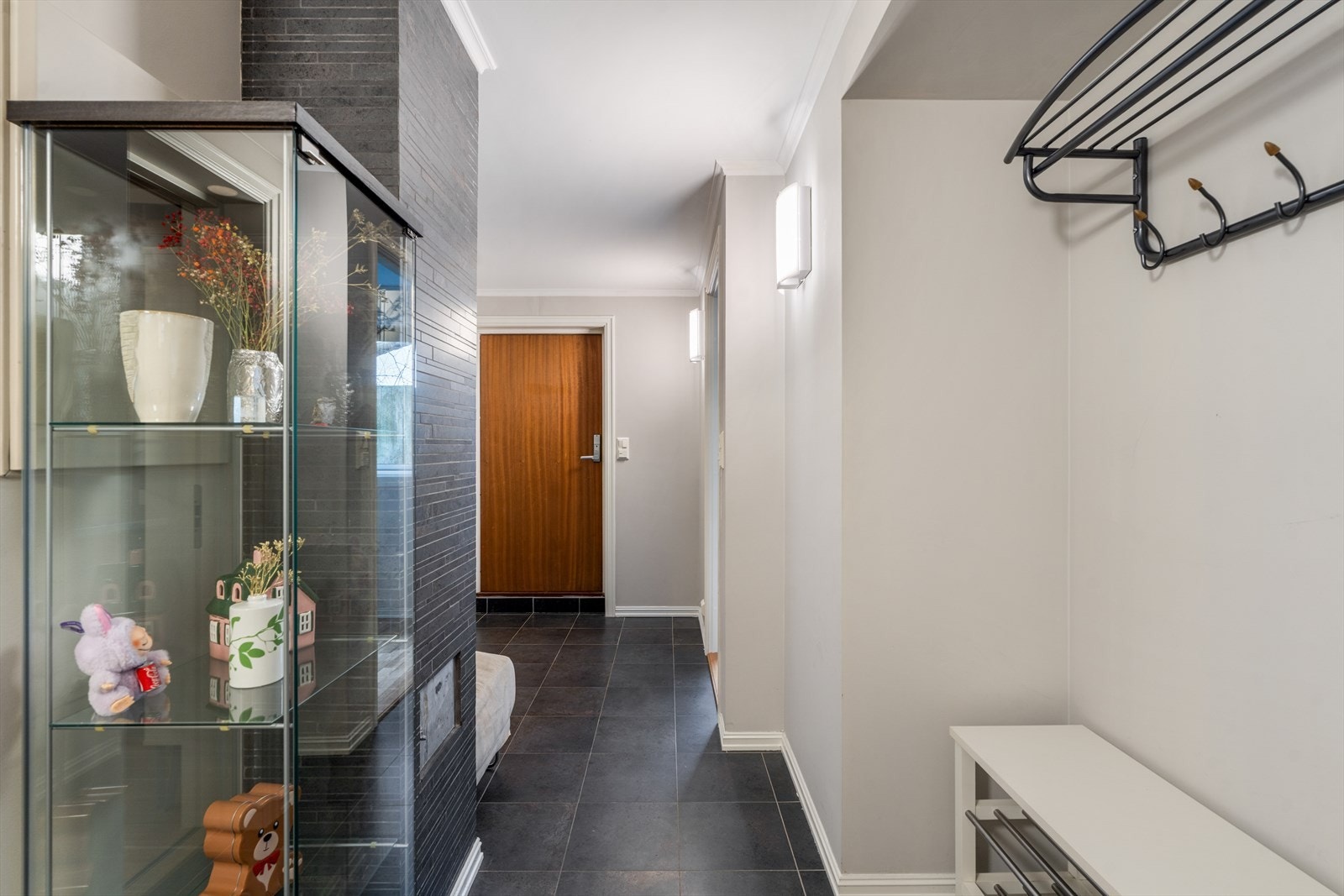 Utleiedelen har egen inngang. Denne er ikke byggemeldt eller godkjent som egen boenhet. Galleribilde