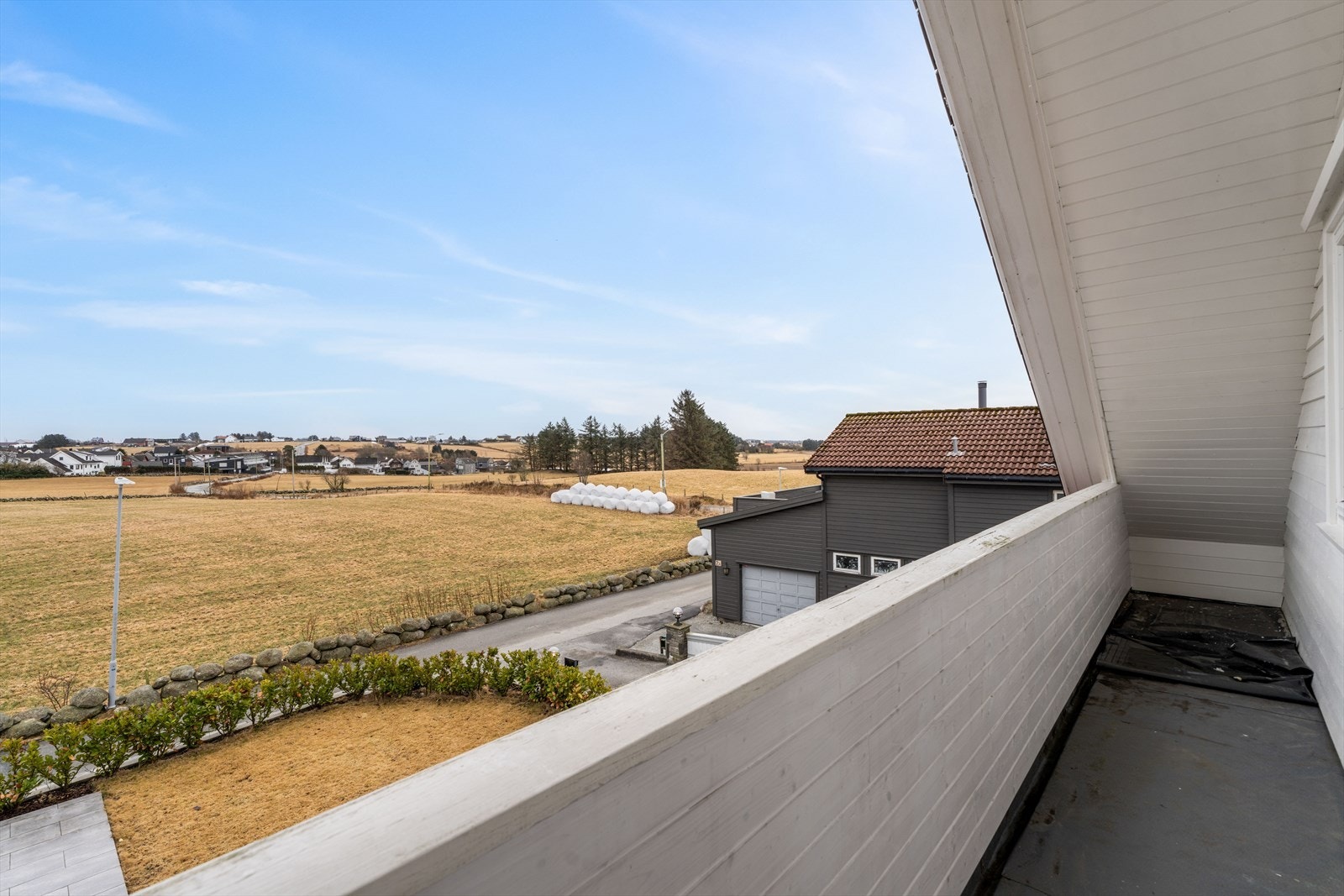 Fra balkongen er det fin utsikt over nærområdet og de omkringliggende jordene. Galleribilde