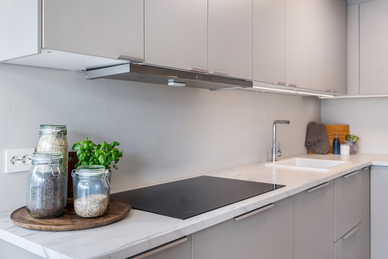 Godt med benke- og skapplass gjør dette til et praktisk arbeidsområde. Galleribilde