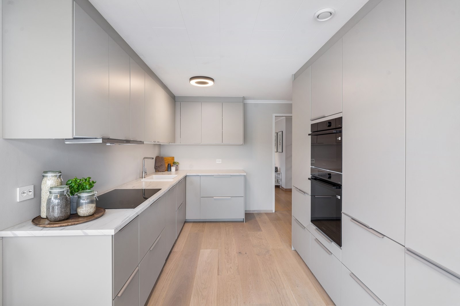 Kjøkkenet ble oppdatert i 2020 og har en funksjonell og moderne innredning. Galleribilde