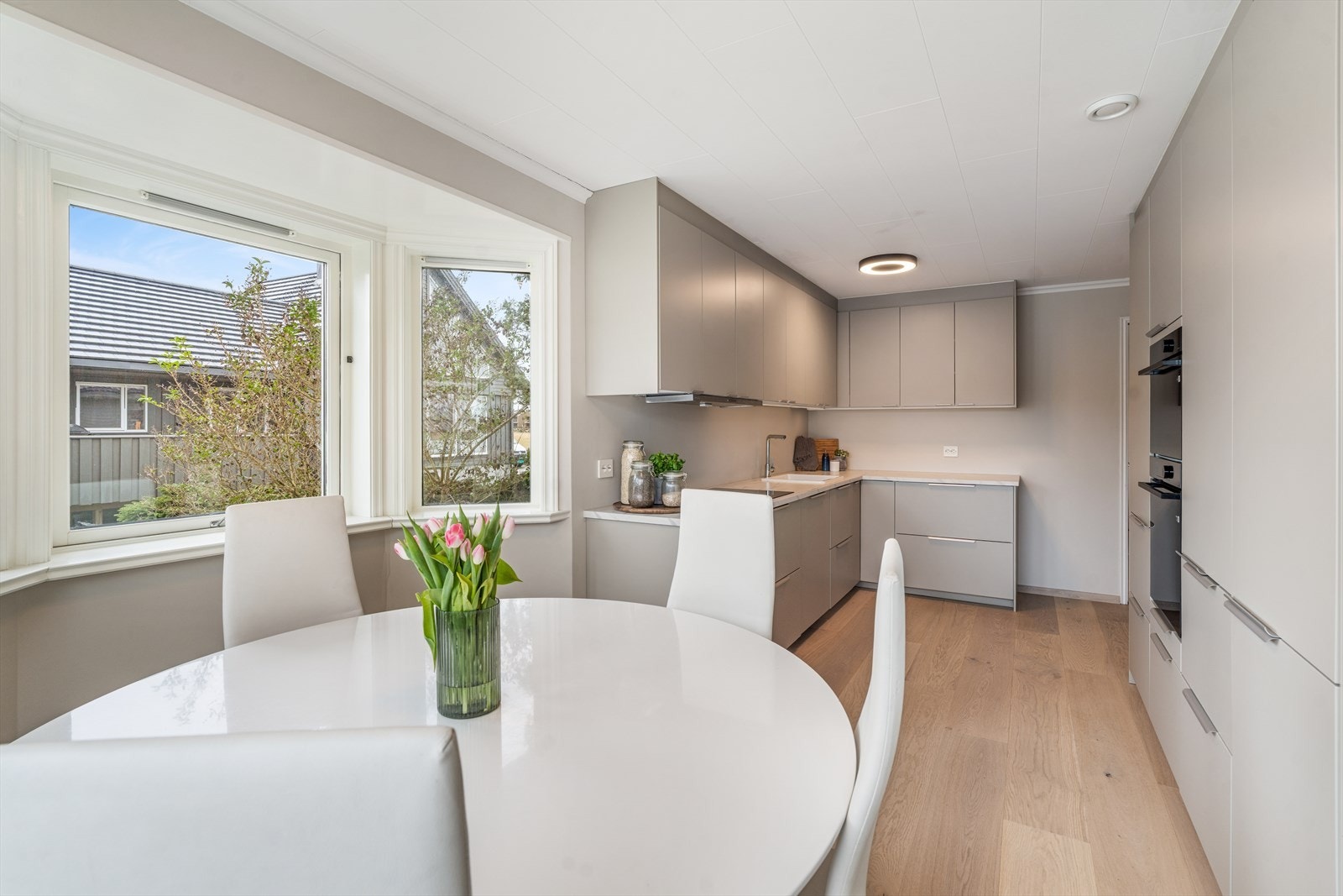 Den smarte planløsningen gir god plassutnyttelse og integrerte hvitevarer. Galleribilde