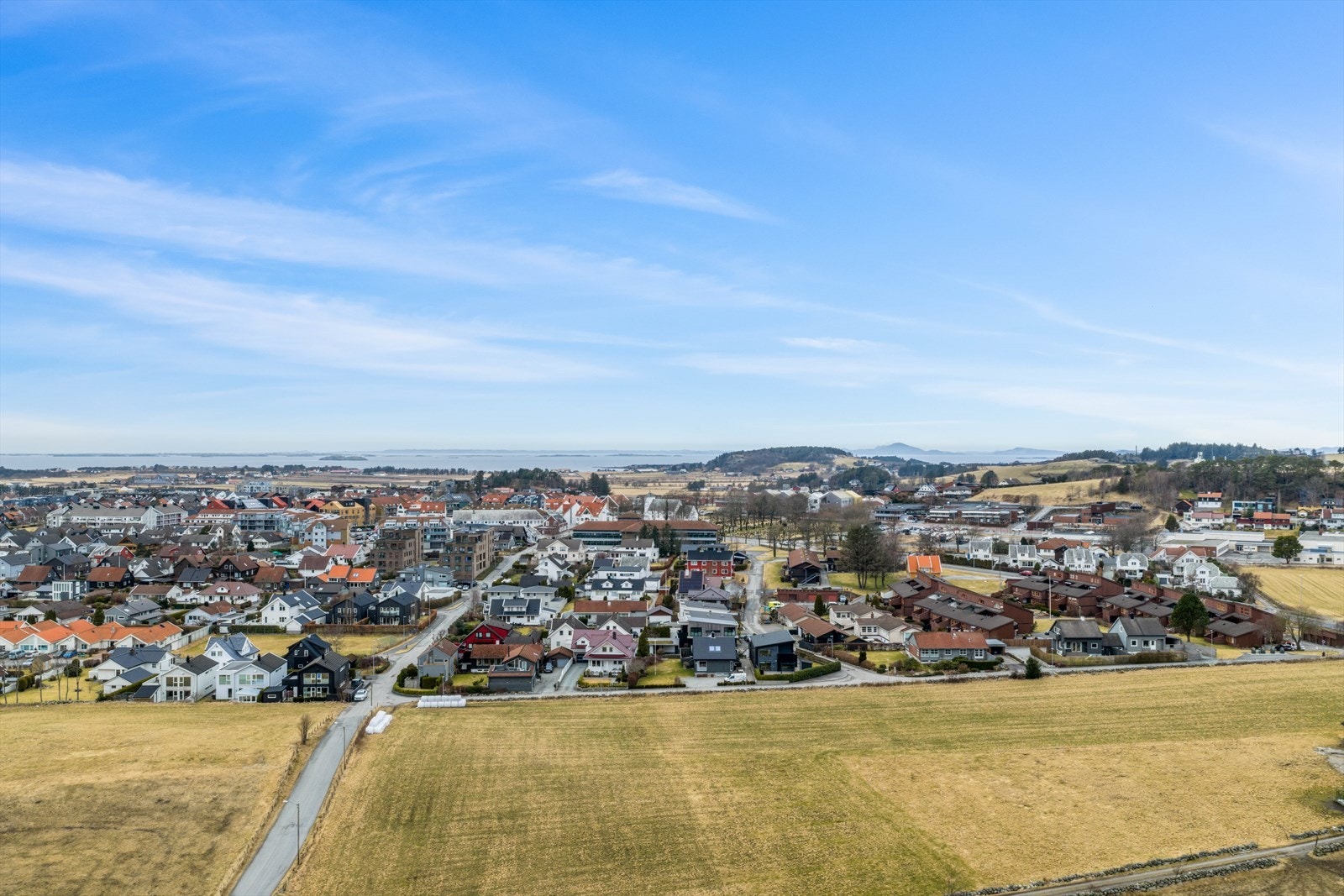 Eiendommen ligger sentralt til, rett ved Randaberg sentrum. Galleribilde