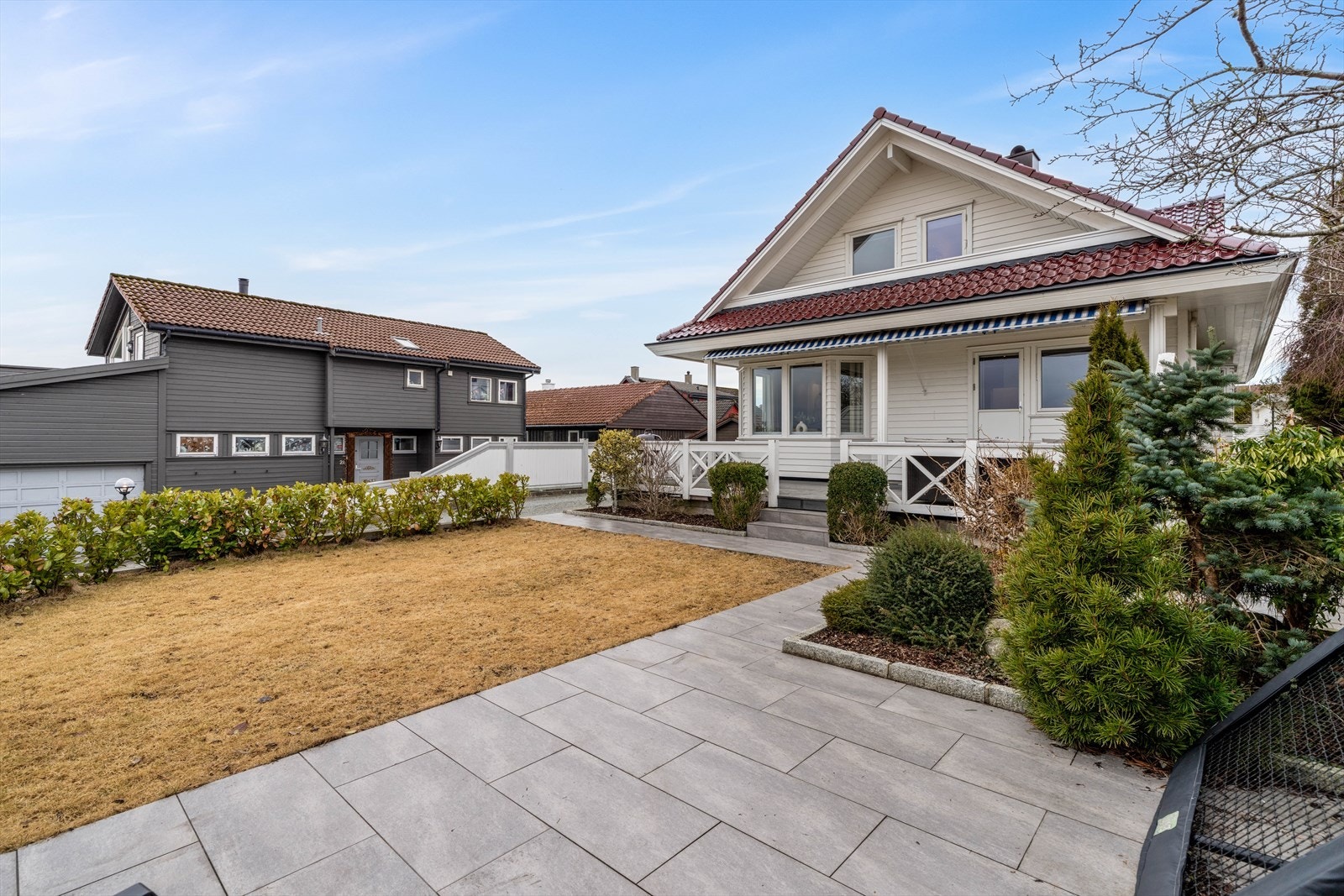 Pent anlagt uteområde med steinbelagt gangsti og plen. Galleribilde