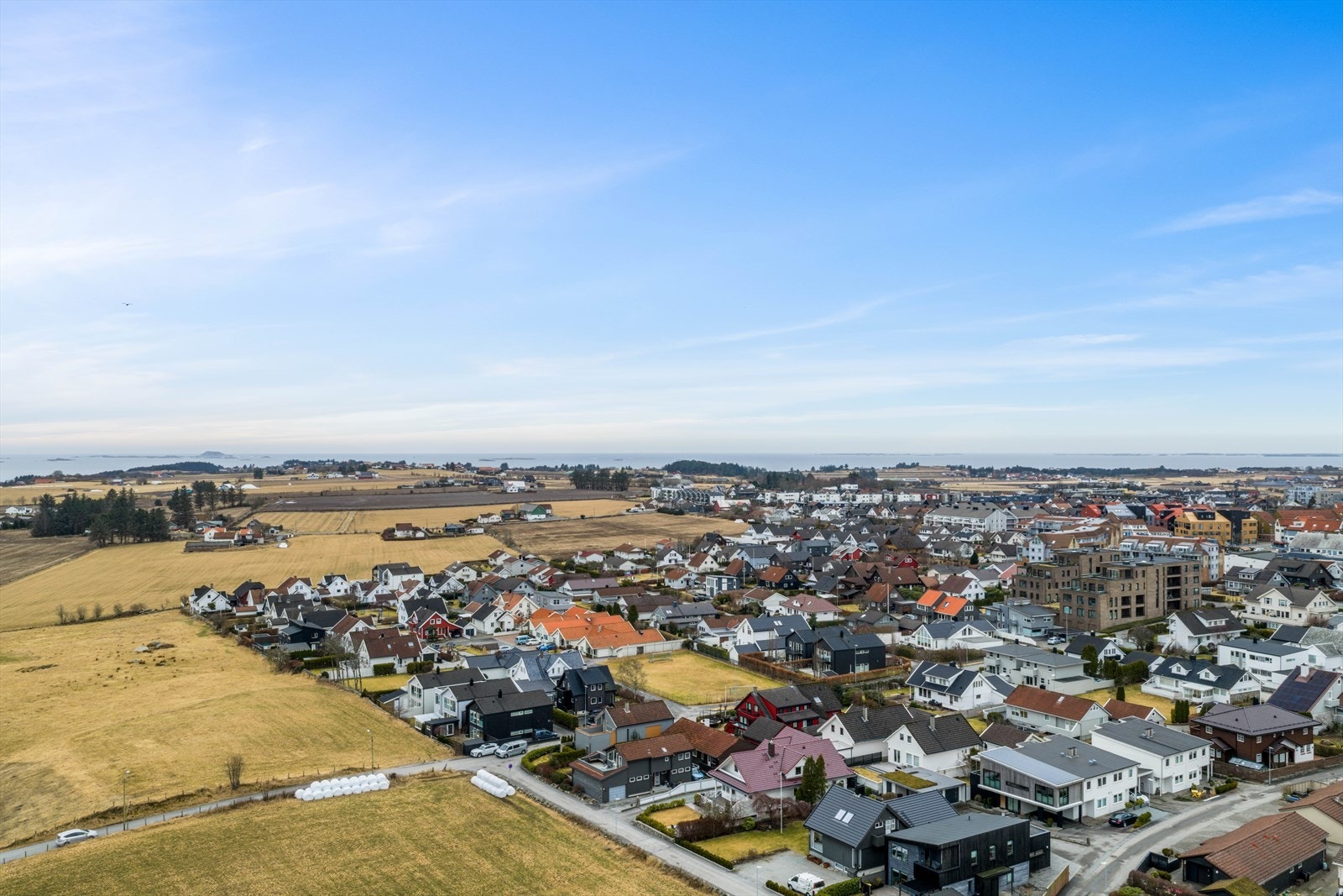 Få min å gå til noe av det flotteste regionen har å by på, Vistestranda, Sandestranda og idrettsplasser hvor man kan nyte flotte dager, eller de værharde, med gode klær. Skoler og barnehager i nærheten. Galleribilde