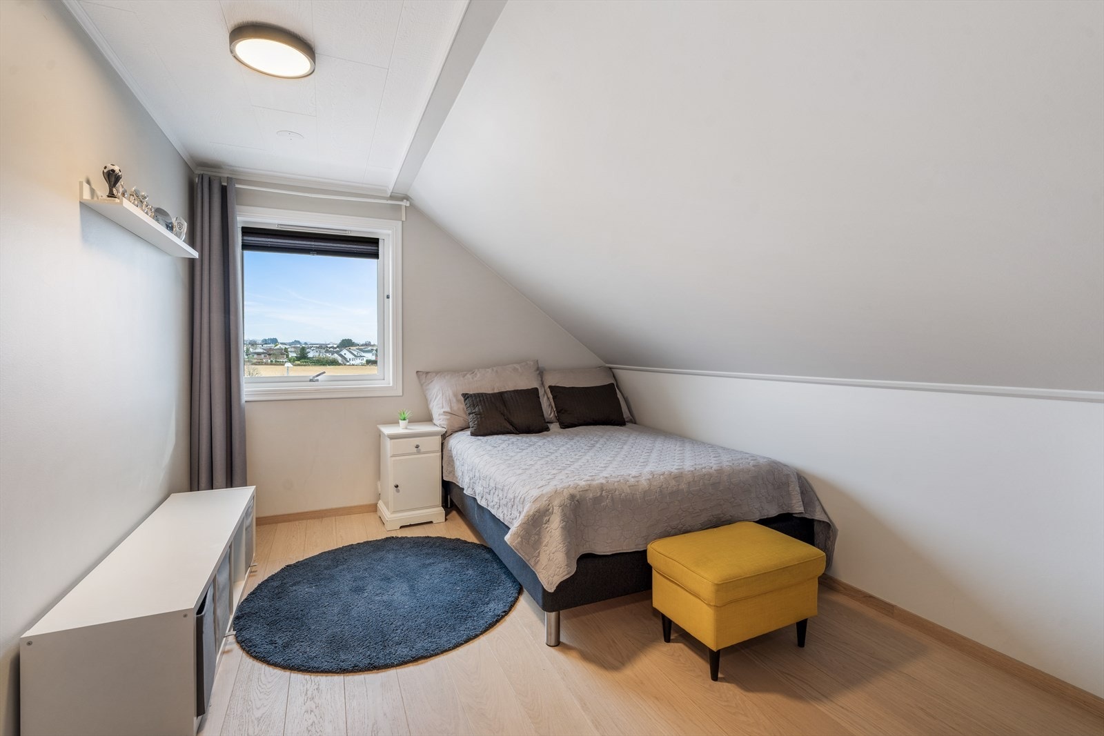 Nok et lyst og trivelig soverom i andre etasje. Galleribilde