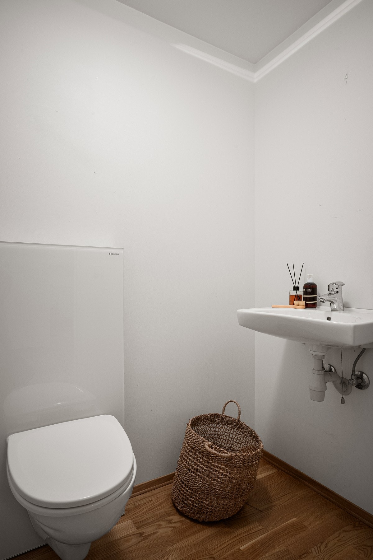 Leiligheten har også et praktisk gjeste-toalett Galleribilde