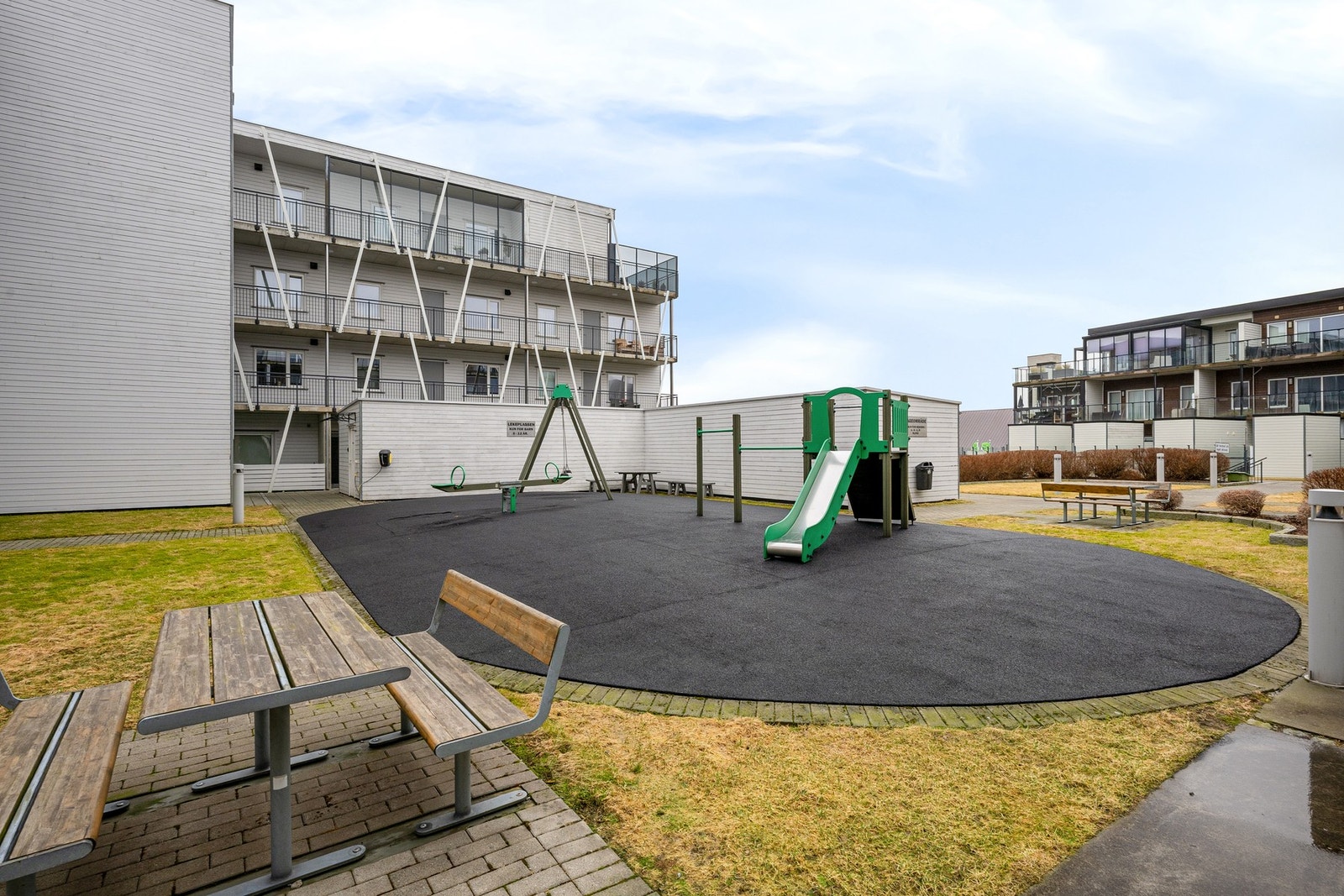 I nærområdet finner man et velstelt fellesområde med lekeplasser og hyggelige sitteplasser Galleribilde