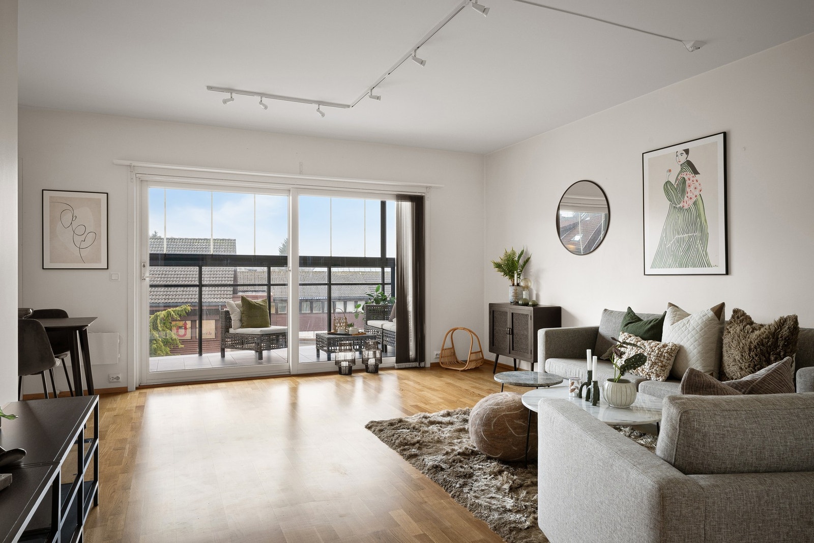 Leiligheten har en romslig stue med store vindusflater og gode møbleringsmuligheter Galleribilde