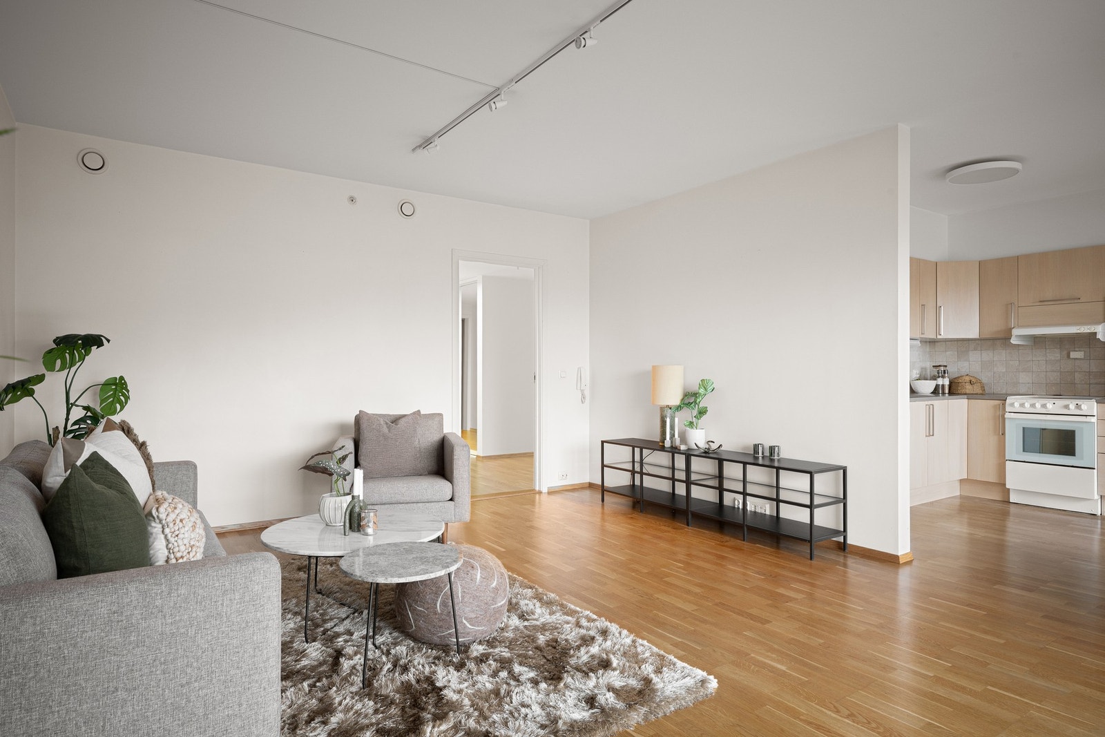 Stuen ligger i åpen løsning mot kjøkkenet, noe som gir en sosial romfølelse Galleribilde