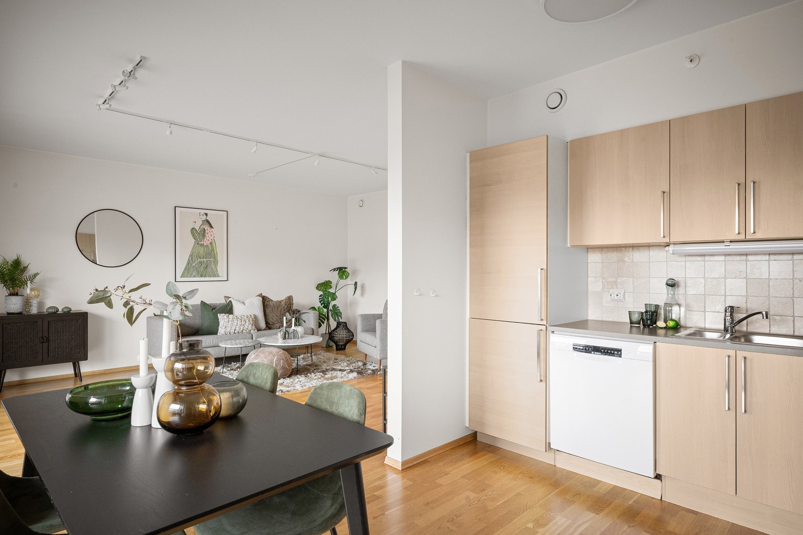 I tilknytning til kjøkkenet er det god plass til spisebord med plass til mange rundt bordet Galleribilde