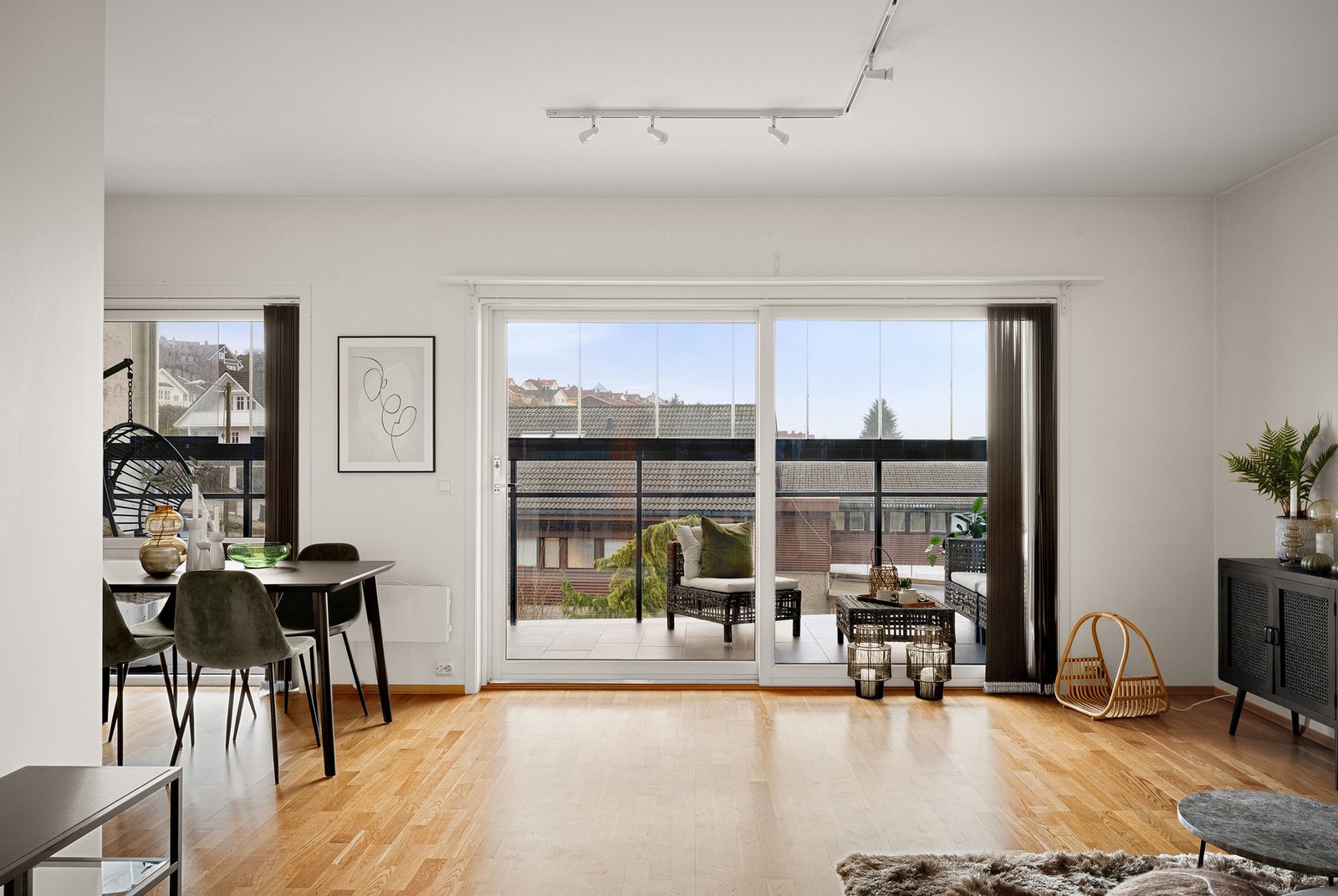 Fra stuen er det utgang til stor innglasset balkong Galleribilde