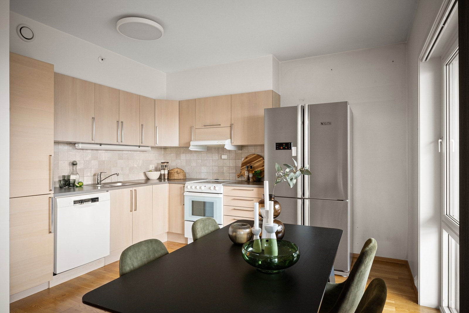 Pent og funksjonelt kjøkken med rikelig med skap- og benkeplass Galleribilde