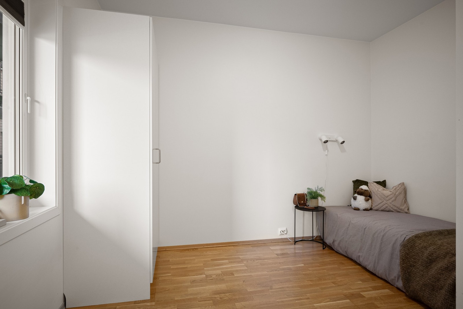 Lyst og funksjonelt soverom 2 med garderobeplass Galleribilde