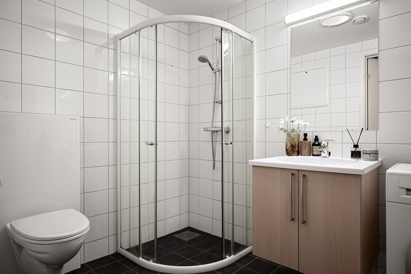 Pent fliselagt bad med varme i gulvet Galleribilde