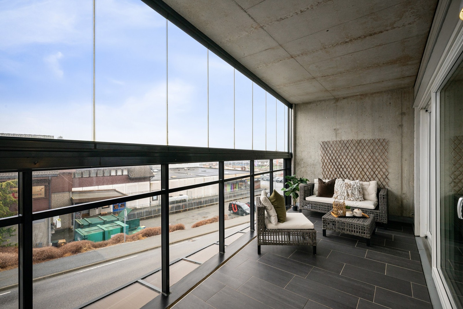 Stor innglasset balkong på ca. 17 kvm med god plass til utemøbler og gassgrill Galleribilde