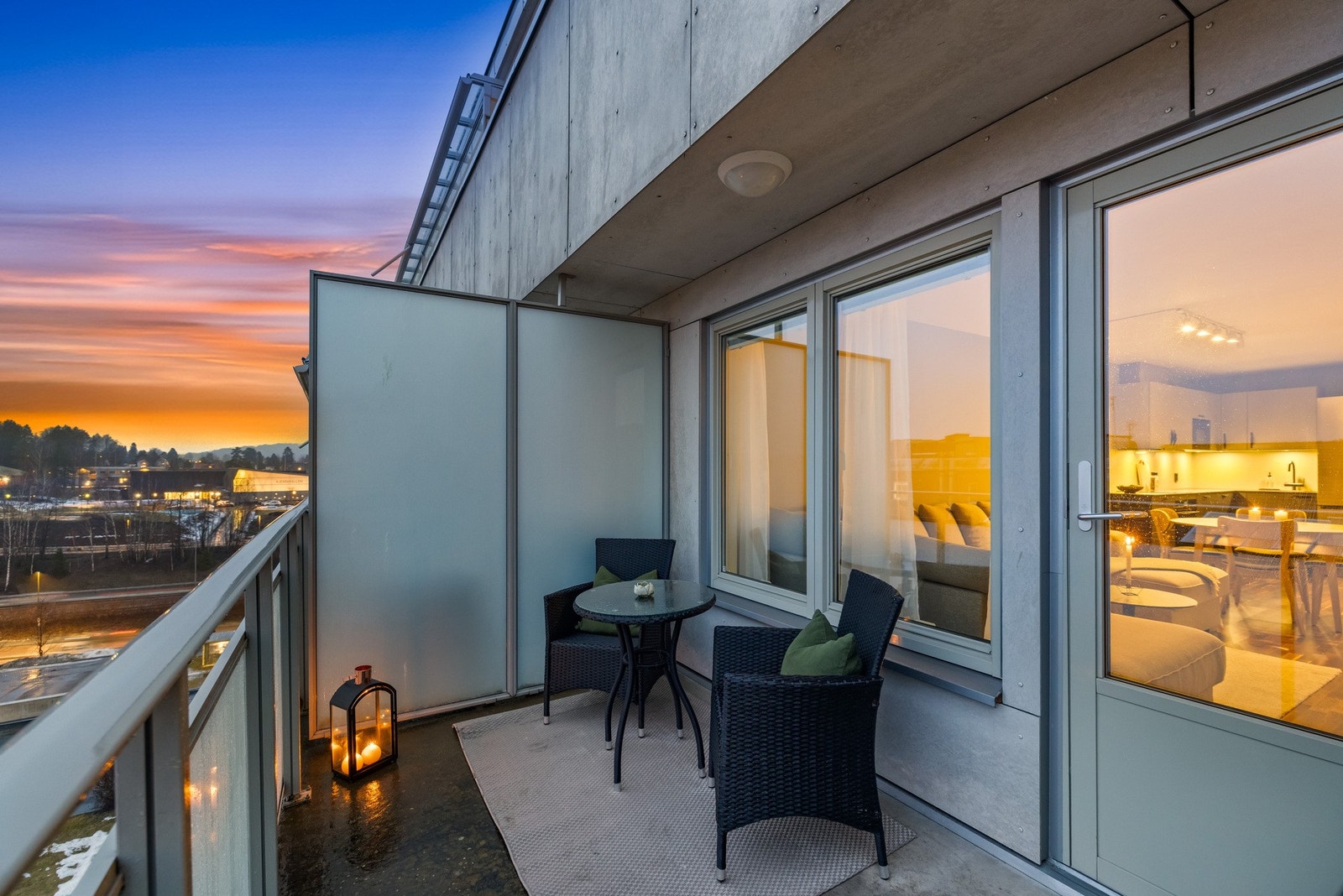 Fra stuen er det adkomst til balkongen. Denne fungerer som en naturlig forlengelse av stuen i sommerhalvåret og byr på gode solforhold, et perfekt sted å nyte varme sommerdager og lange, lyse kvelder sammen med venner og familie. Galleribilde