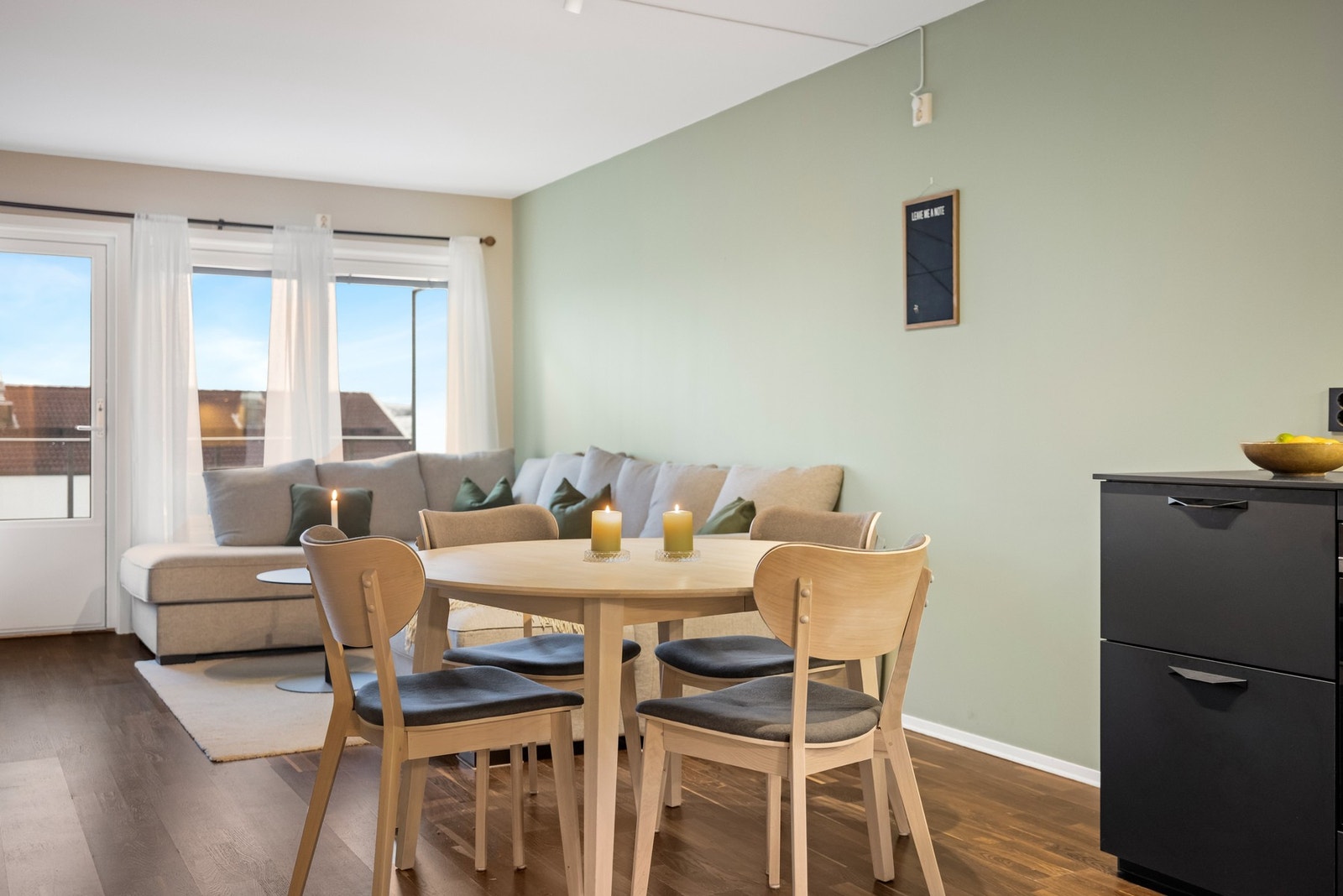 Her er det lagt parkett, og veggene er malt i lune, moderne fargetoner som gjør det enkelt å innrede etter egen stil. Galleribilde