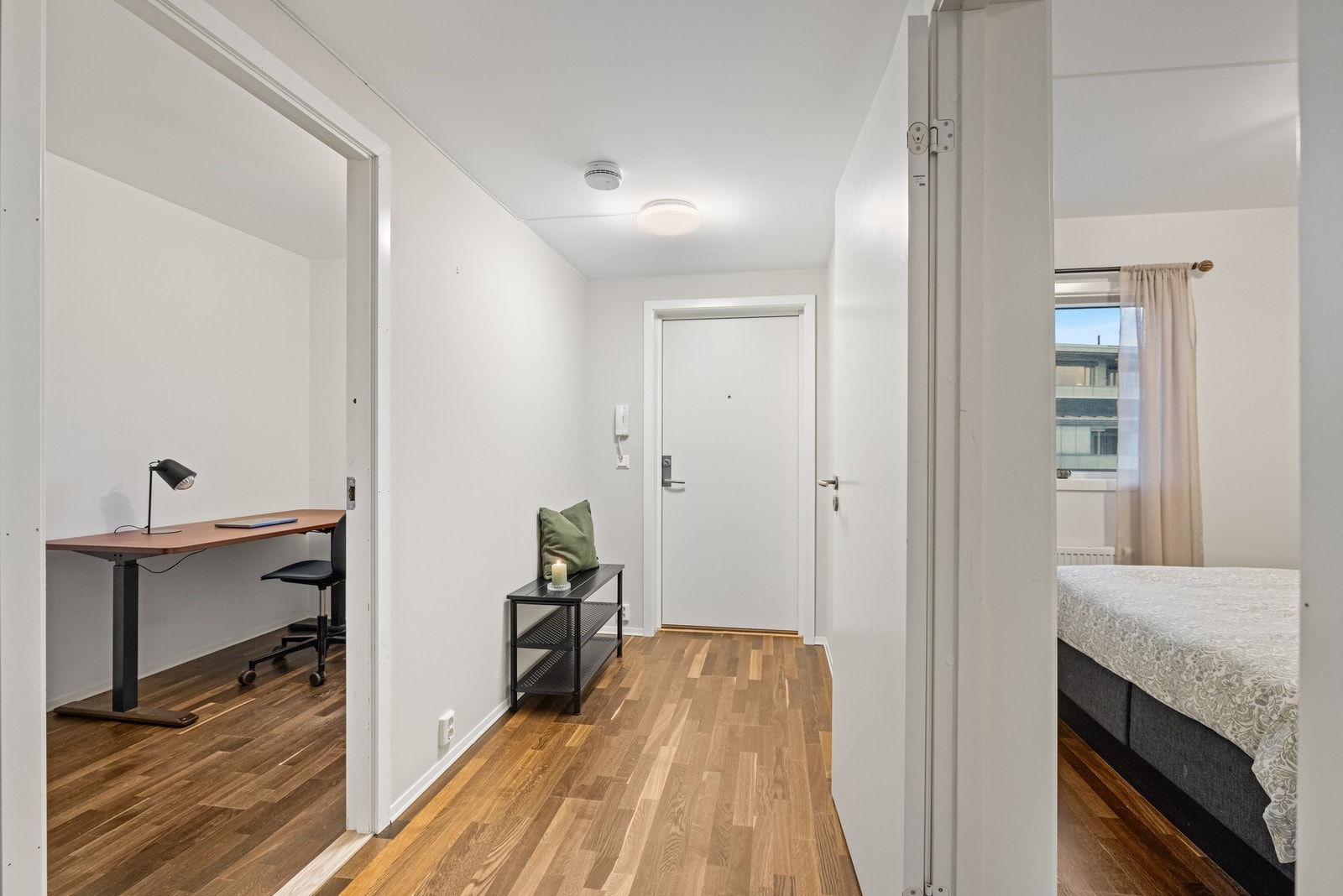 Leiligheten ønskes velkommen gjennom en lys og romslig entré som gir et godt førsteinntrykk av boligen. Galleribilde