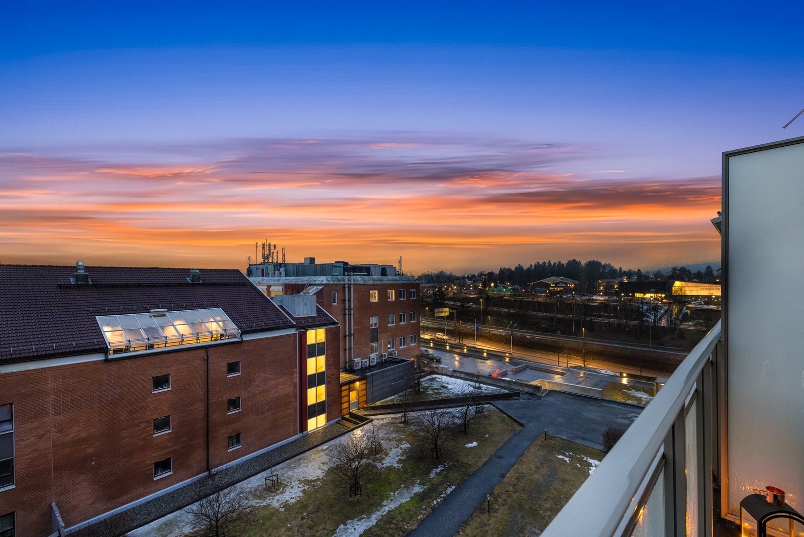 Balkongen på ca. 7 m² er vestvendt med nydelig utsyn over nærområdet. Her bor du høyt og fritt med lite innsyn. Galleribilde