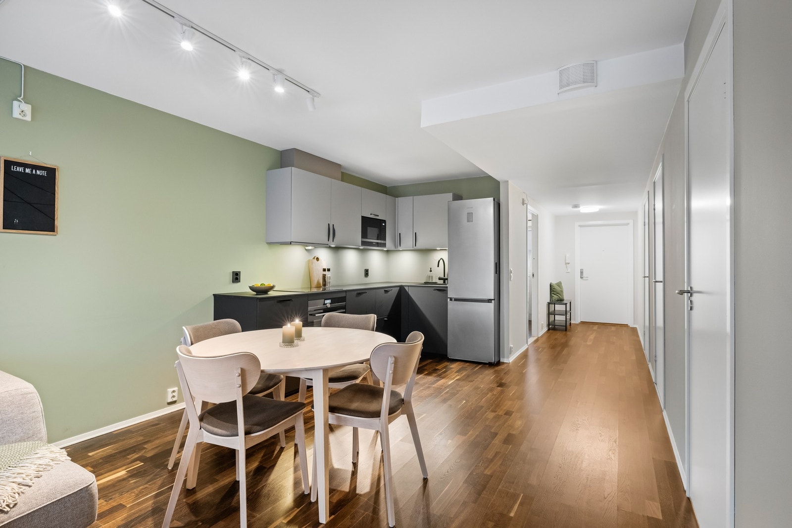 Kjøkkenet ligger i åpen tilknytning til stuen, noe som gjør det enkelt å være sosial samtidig som maten tilberedes. Galleribilde