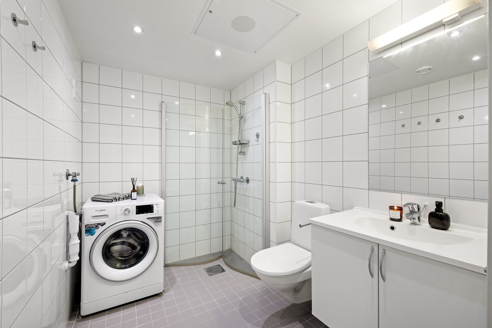 Badet er fra 2013 og har flislagte gulv og vegger som gir et tidløst og lettstelt uttrykk. Galleribilde