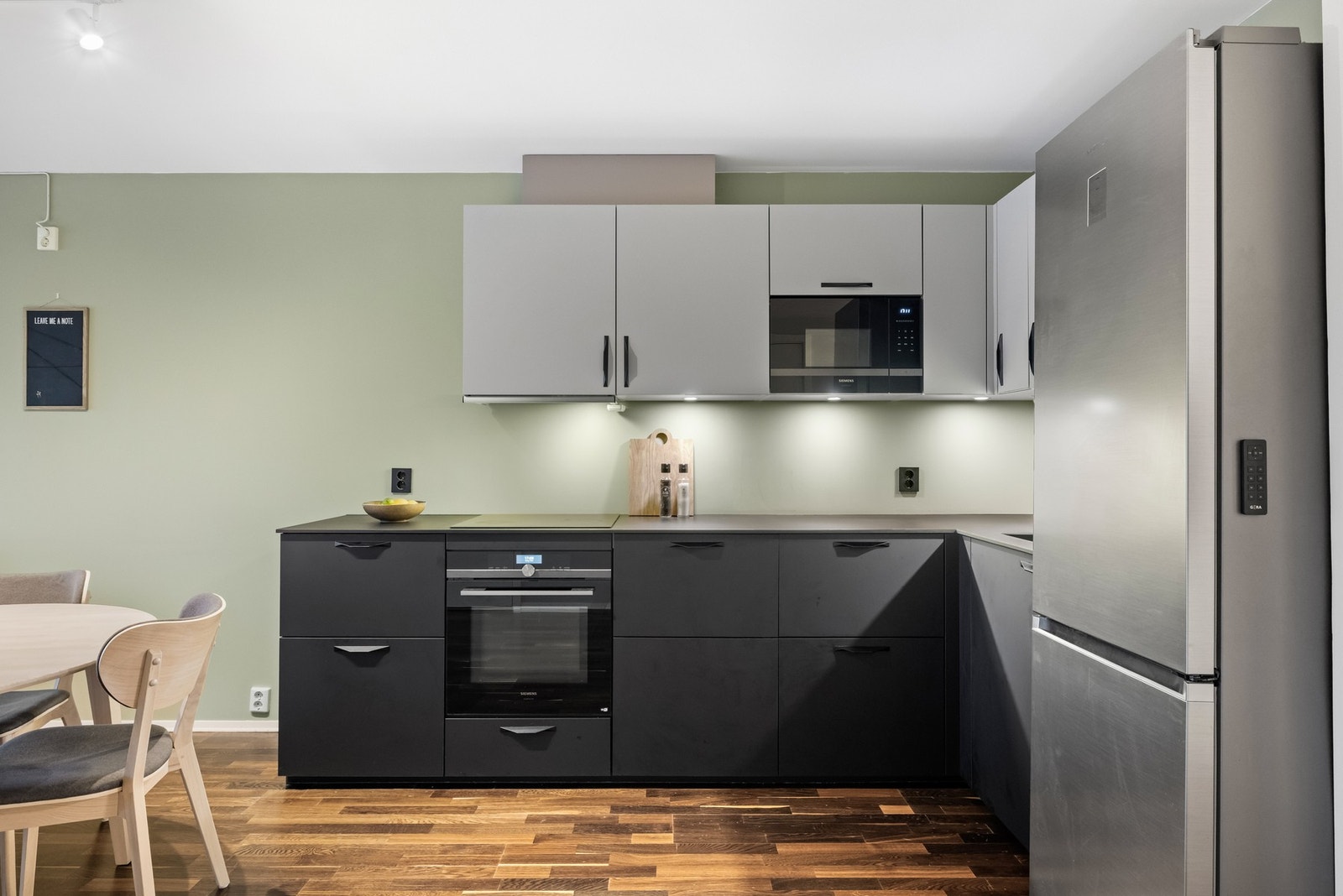 Innredningen fra Next125 fra 2019 har et stilrent uttrykk med lakkerte skapfronter og laminat benkeplate med underlimt kum i komposittmateriale. Galleribilde