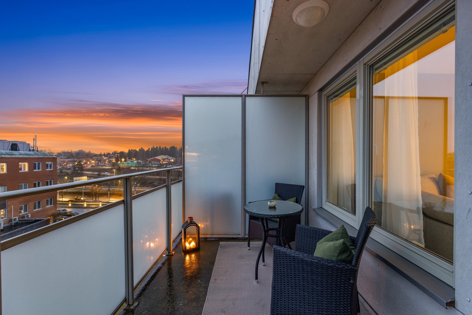 Dette er en nydelig 3-roms med balkong, garasje og kjøkken fra 2019. Galleribilde