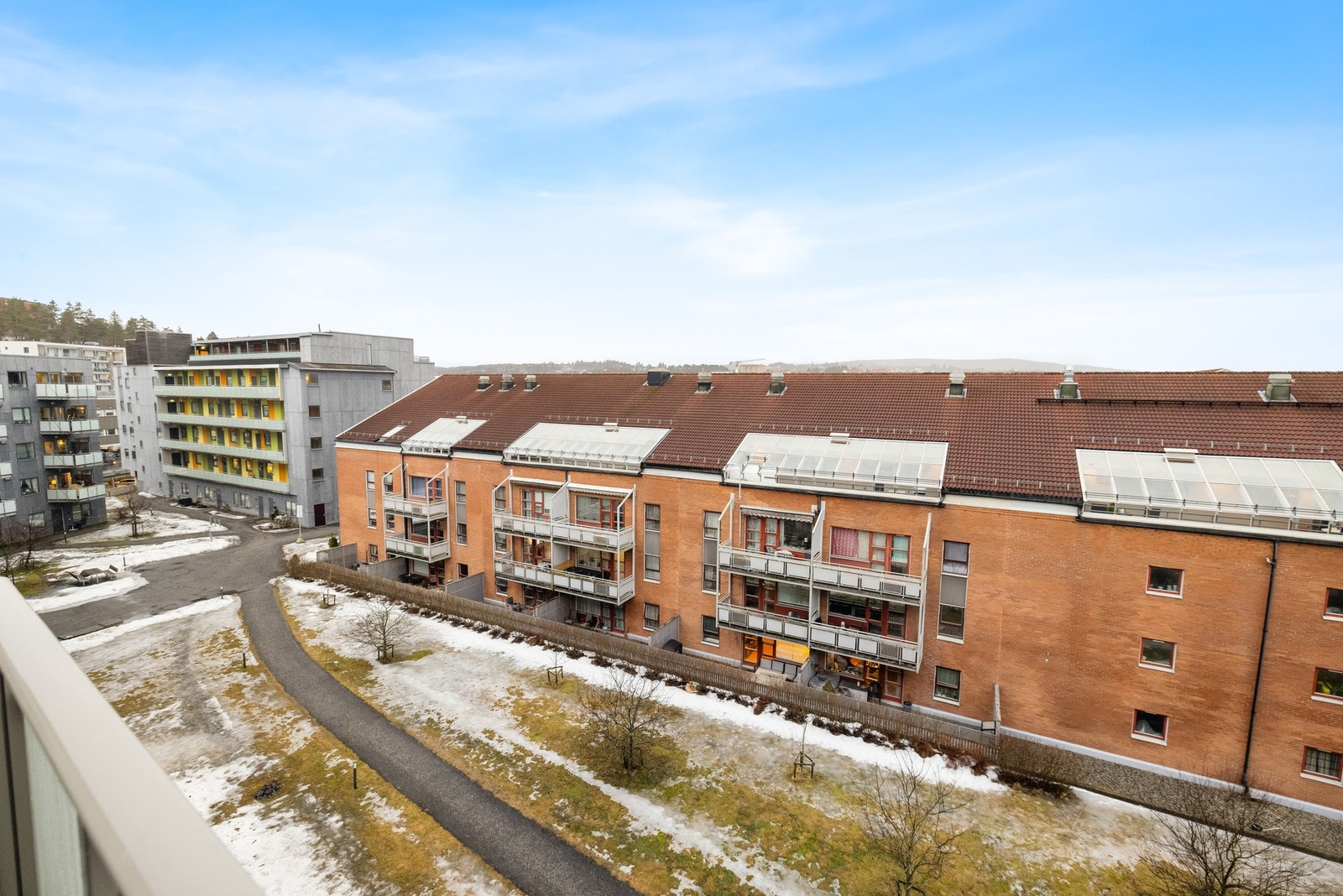 Ettersom leiligheten ligger i 5.etasje, så har man utsyn over naboblokka. Galleribilde